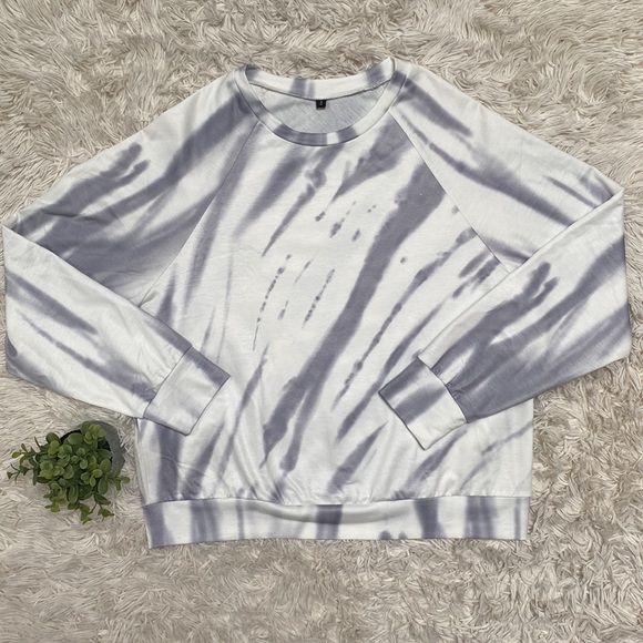 Boutique Tie Dye Lightweight Sweatshirt ๐ White & Gray - Picture 3 of 11